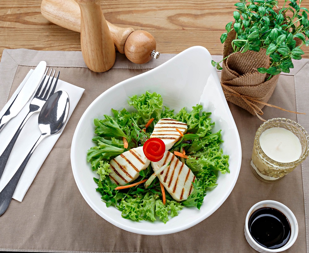 Grilled Halloumi Salad - سلطة الحلومي المشوية